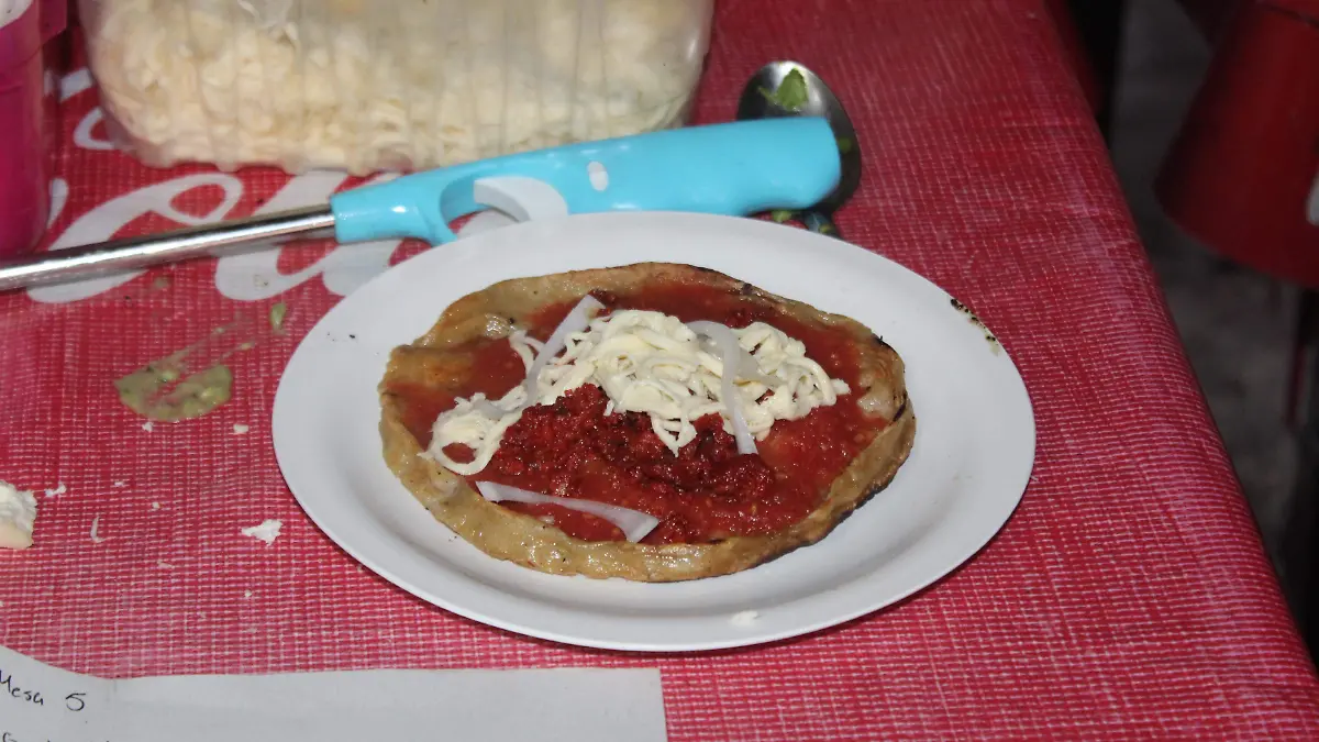 Picada con queso de hebra